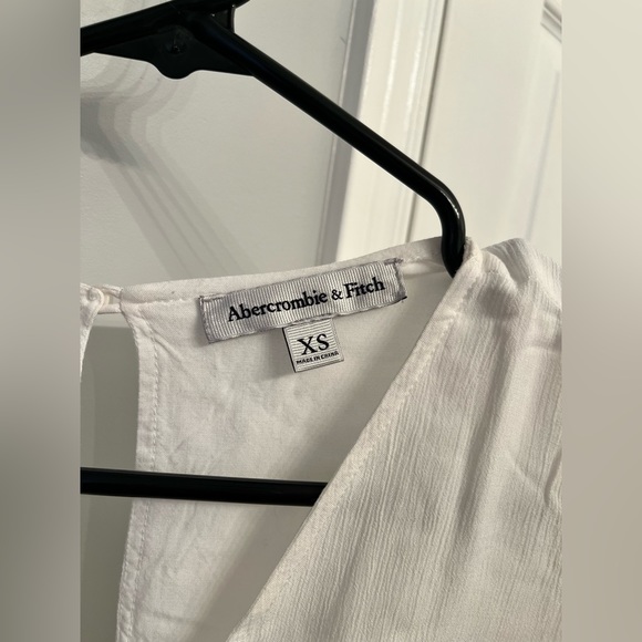 Abercrombie & Fitch Women’s XS Romper, Cream/ Off White Crochet Lined V-Neck - Picture 3 of 4